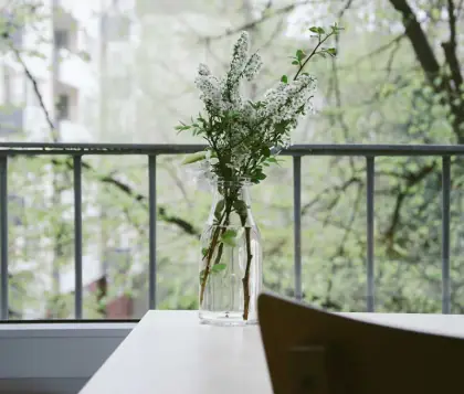 雨里共撑一把伞